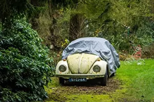 Zeegse, Drenthe / Holland - 13-12-2O20 - Old VW kever beatle under a cover in the woods