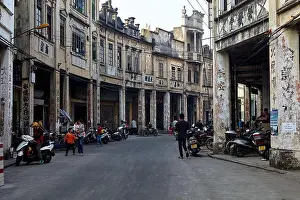 Guangdong Prints: Zhonghua E Road, the main road running through Chikan old town boasts a large concentration of qilou