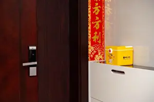 Media Network Prints: Zhongshan, China-December 11, 2021:MeiTuan medicine delivery box on top of a cabinet in front of an apartment