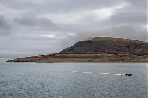 Speedboat Prints: Zodiac in the Arctic desert in Dunes harbour
